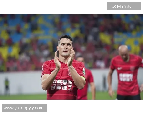 足球球星赠送外套事件背后真相 揭开明星球员与粉丝互动的温馨时刻